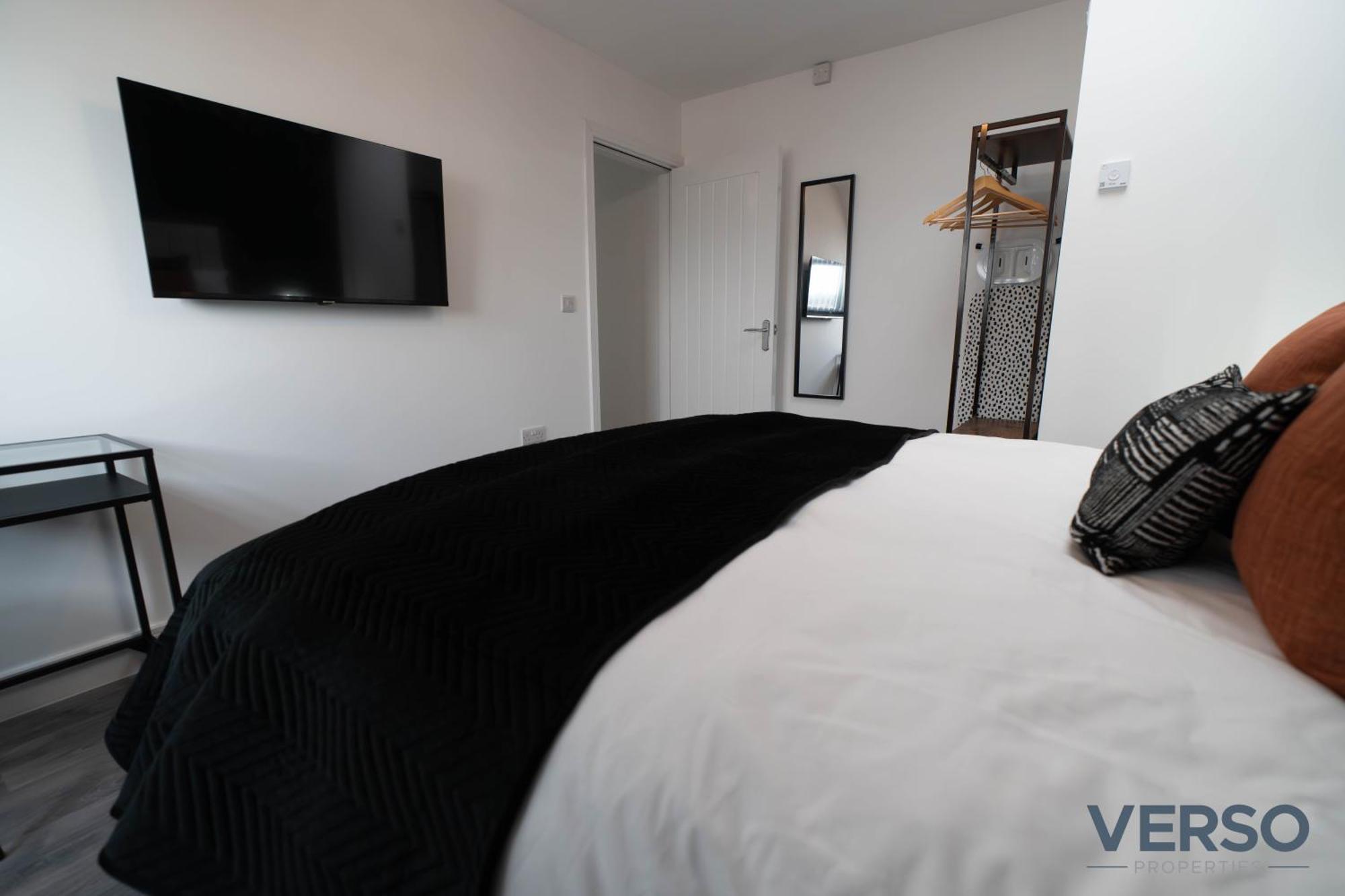 New 5 X Luxury In Derby, Ideal For Individuals, Couples, Business Or Corporate Guests, Close To Rolls Royce, Donington Park, East Midlands Airport *