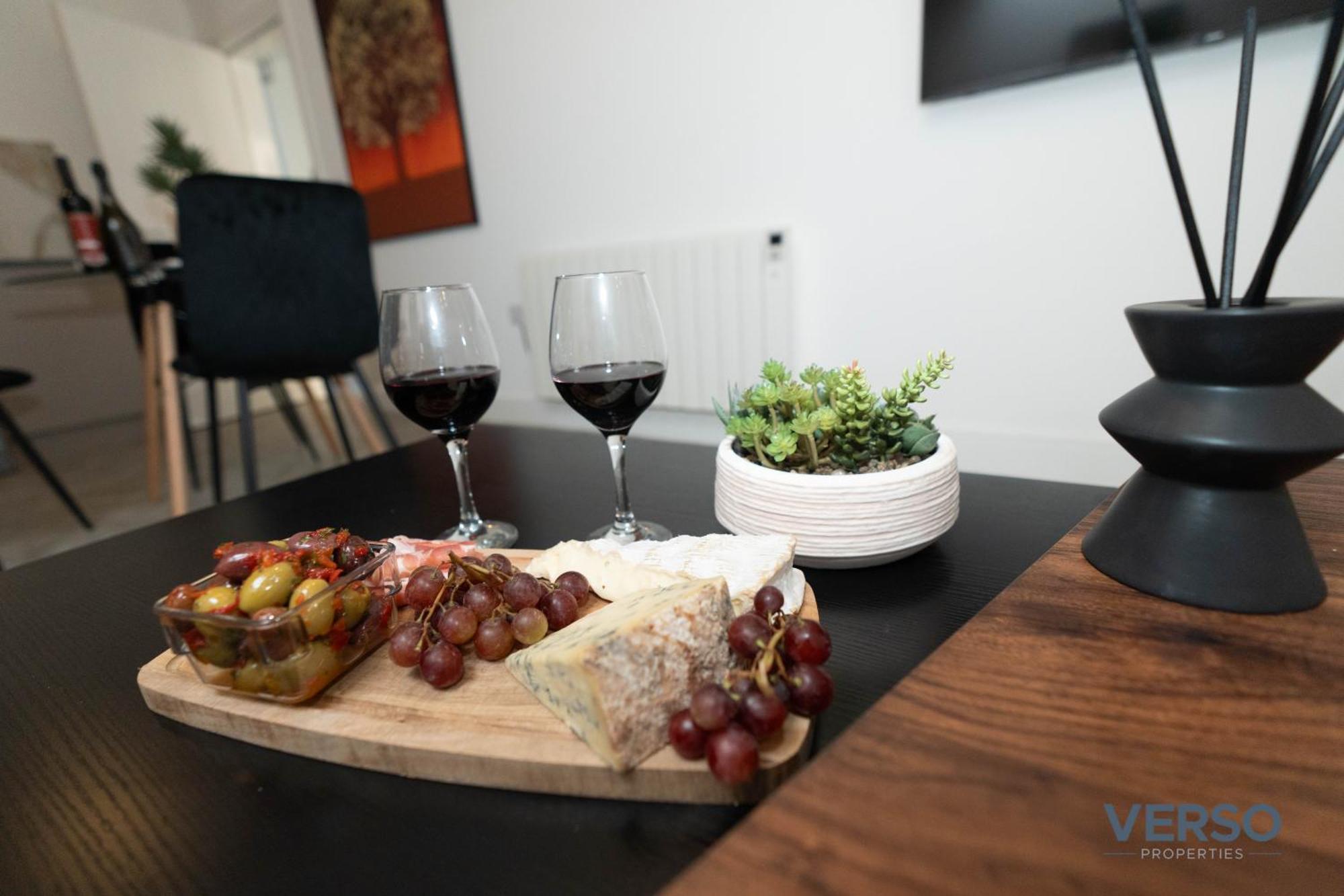 New 5 X Luxury In Derby, Ideal For Individuals, Couples, Business Or Corporate Guests, Close To Rolls Royce, Donington Park, East Midlands Airport *