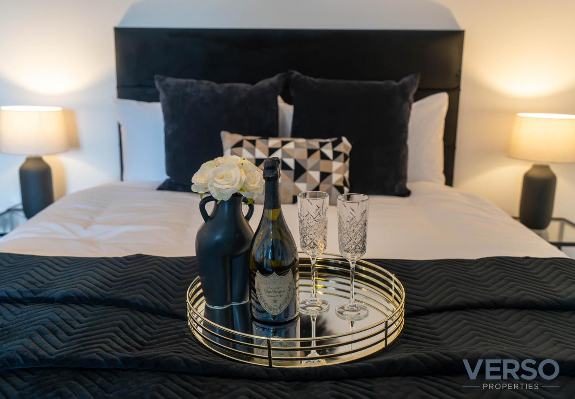 New 5 X Luxury In Derby, Ideal For Individuals, Couples, Business Or Corporate Guests, Close To Rolls Royce, Donington Park, East Midlands Airport * Derby