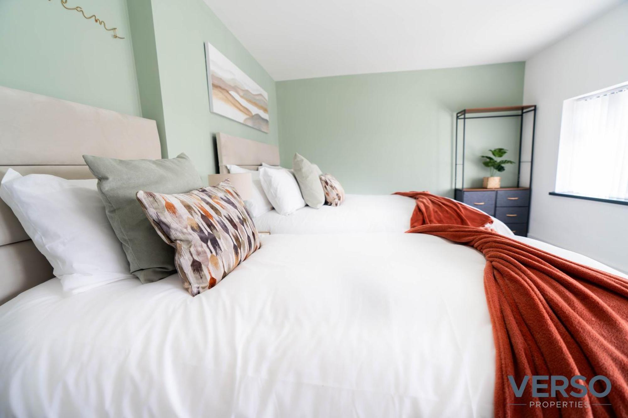 New 5 X Luxury In Derby, Ideal For Individuals, Couples, Business Or Corporate Guests, Close To Rolls Royce, Donington Park, East Midlands Airport * Derby